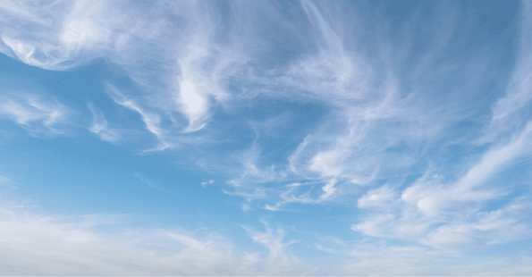 Une mati re de ciel bleu avec des nuages tir s en  t    la campagne